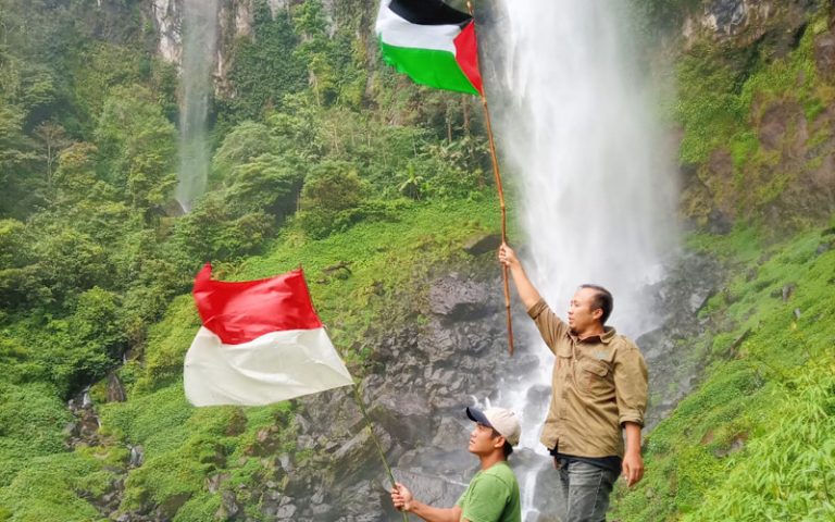 Dukug Kemerdekaan Palestina, Duta Wisata Jawa Barat 2023 Kibarkan Bendera Palestina di Bawah Curug Cileat